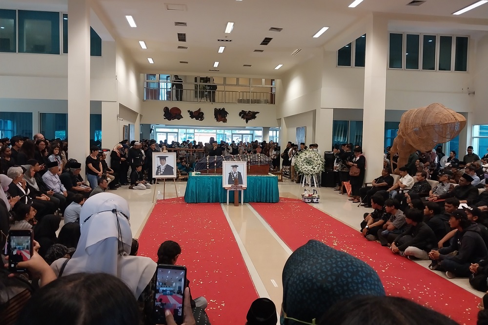 Jenazah Seniman dan Rektor ISI Jogja Profesor Timbul Raharjo Mendapat Penghormatan Terakhir di Kampus