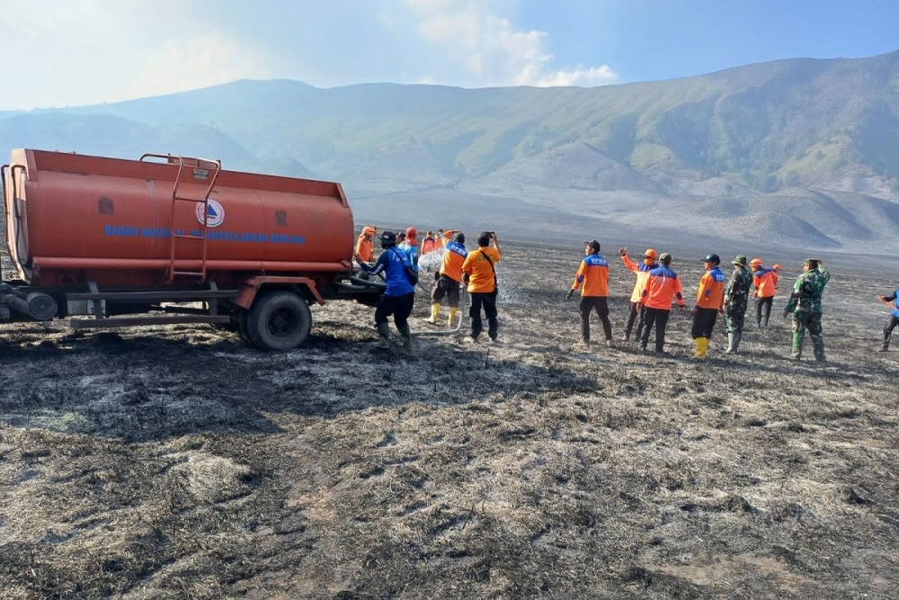 Kebakaran di Gunung Bromo Sudah Padam, Petugas Gabungan Lakukan Pendinginan