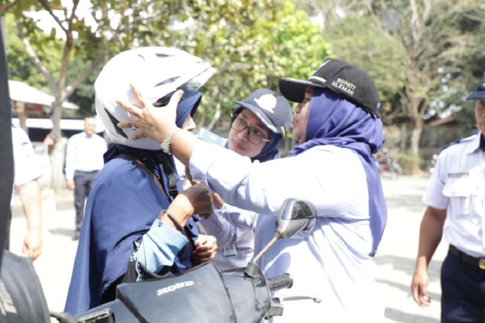 Hari Perhubungan Nasional, Dishub Sleman Bagikan Puluhan Helm