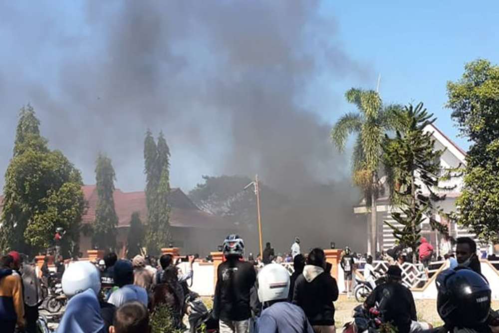 Kantor Bupati dan Gedung DPRD Pohuwato Dibakar Massa