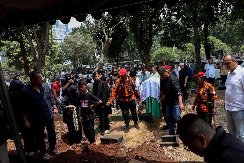 Pelayat dari Berbagai Latar Belakang Lepaskan Pengusaha Soebronto Laras di TPU Karet Bivak