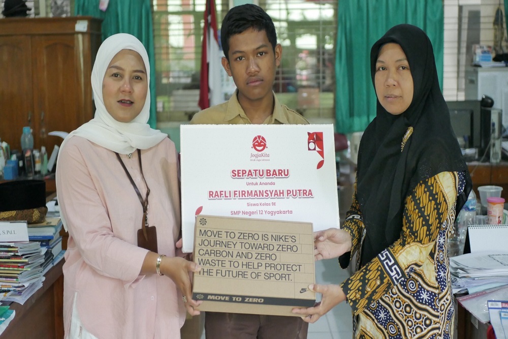 Program JogjaKita, Pelajar Kurang Mampu di Kota Jogja Dibantu Sepatu Gratis