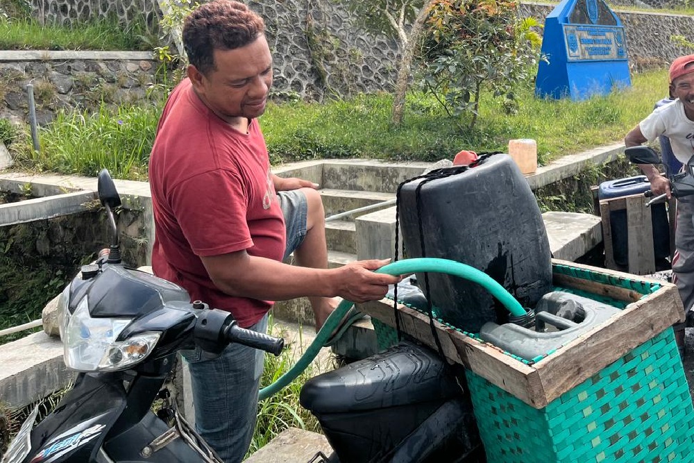 Dampak Kekeringan, Warga Lereng Merapi Tegalmulyo Klaten Manfaatkan Air dari Embung