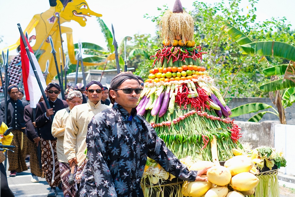 Ribuan Warga Gelar Kirab Budaya Meriahkan HUT Gilangharjo ke-77