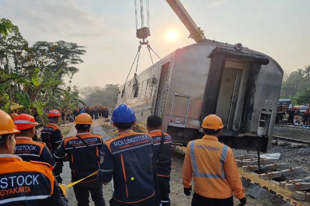 KA Semeru Anjlok, 6 Kereta Belum Bisa Dievakuasi, Rekayasa Putar Jalur KA Lainnya Berlanjut