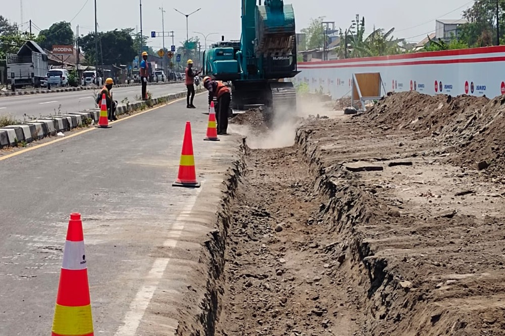 Separator dan Trotoar di Ringroad Utara Dibongkar untuk Proyek Tol Jogja Solo, Polisi Pantau Arus Lalu Lintas