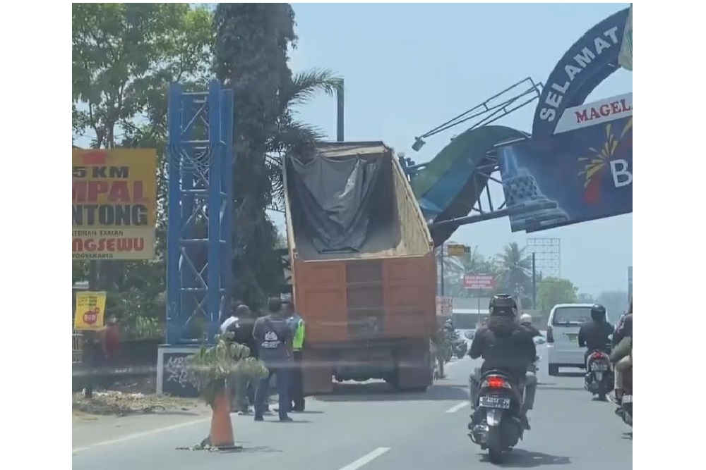 Viral Dump Truck Tersangkut di Gapura Perbatasan Jalan Jogja-Magelang