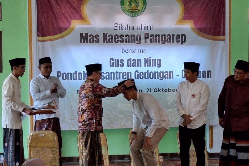 Kaesang Pangarep Dikukuhkan Jadi Santri Kehormatan Ponpes Gedongan Cirebon
