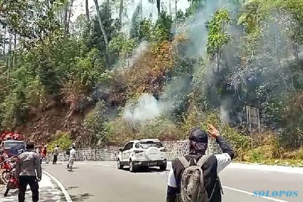 Kebakaran di Gunung Lawu Merembet ke Jalan Raya Magetan-Karanganyar