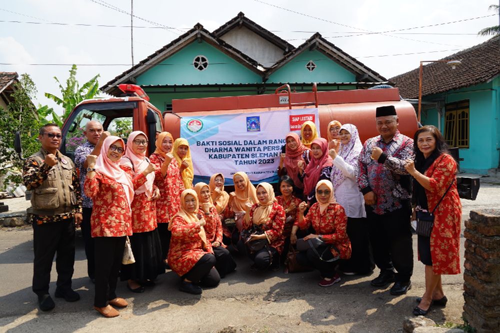 Penuhi Kebutuhan Warga Tangisan, Ikatan Dharma Wanita Sleman Kirim Bantuan Air Bersih