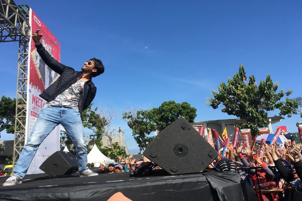 Bintang Bollywood Shaheer Sheikh Ramaikan HUT ke-72 Kulonprogo di Alun-Alun Wates