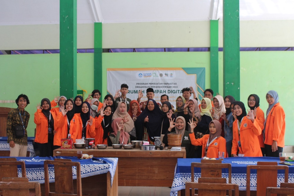 Tim PPK Ormawa GCC UAD Dampingi Warga Desa Caturharjo Produksi Arang Briket, Manfaatkan Sampah Sabut Kelapa