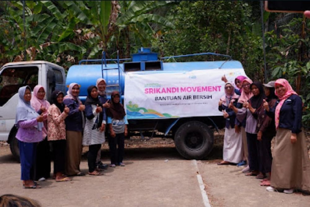 Peringati Hari Listrik Nasional ke-78, Tim Srikandi PLN DIY Jateng Bagikan Bantuan Air Bersih