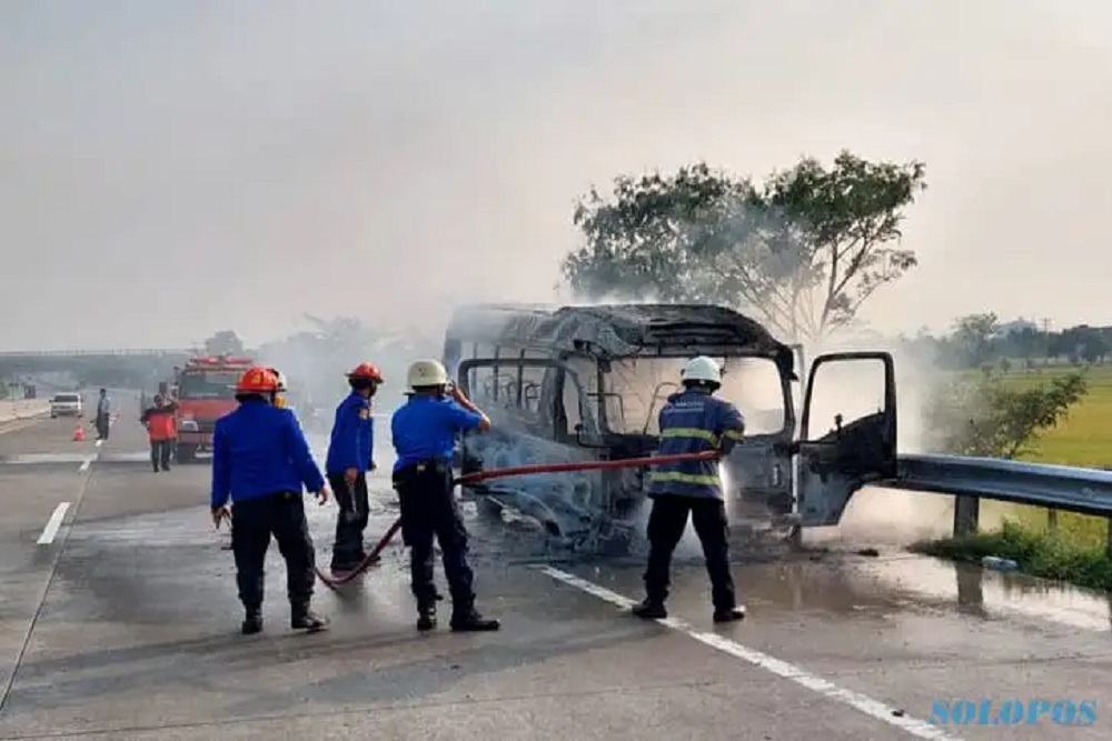 Mobil Elf Ludes Terbakar di Tol Sragen Ruas Ngawi-Solo