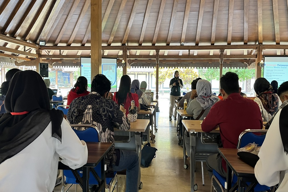 Pelaku Usaha Kecil Menengah Dilatih Strategi Pemasaran di Candi Prambanan