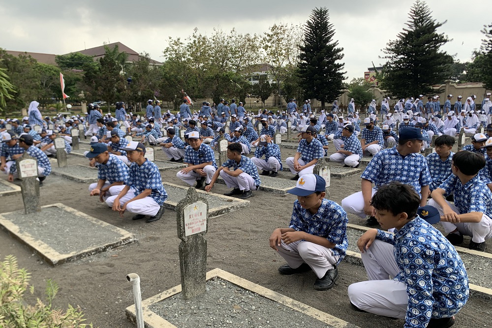 Memupuk Rasa Nasionalisme, Siswa SMPN 2 Jogja Berziarah ke TMP Kusumanegara