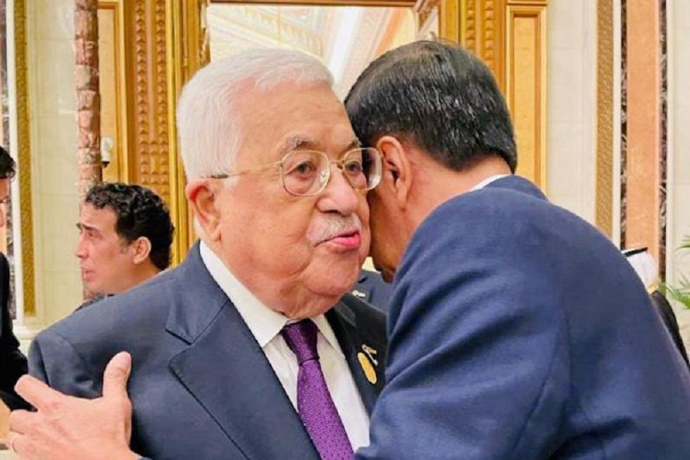 Jokowi Rangkul Mahmoud Abbas, Sampaikan Keprihatinan Atas Krisis Gaza