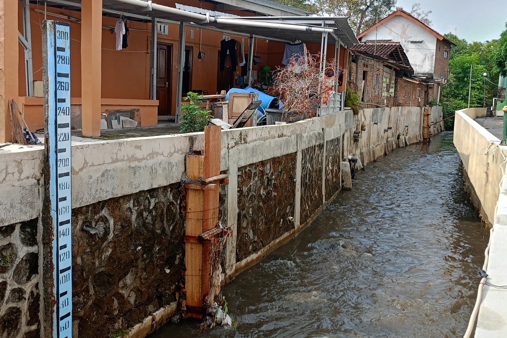 Duh, Dua Hari Hujan Deras, Kali Belik Meluap dan Penuh Sampah