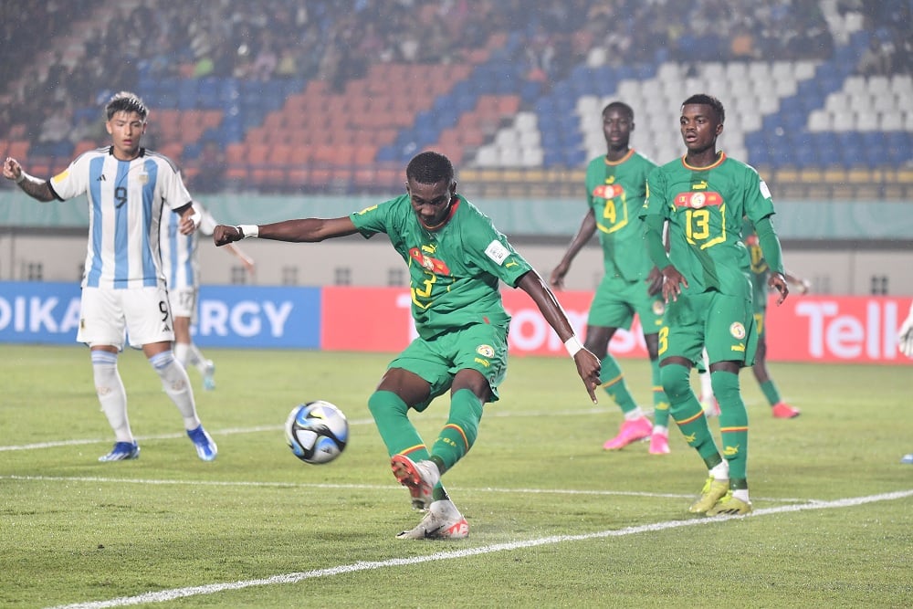 BREAKING NEWS: Hujan Petir Landa Bandung, Laga Piala Dunia U-17 Senegal vs Polandia Dihentikan