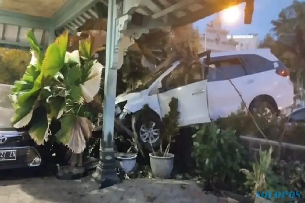Rumah Dinas Wakil Wali Kota Solo Ditabrak Mobil