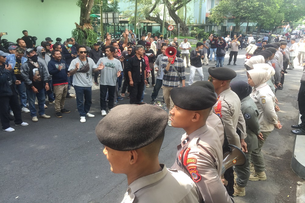 Foto-foto Pendukung Ganjar Geruduk Balai Kota Jogja, Tak Terima Pencopotan Spanduk