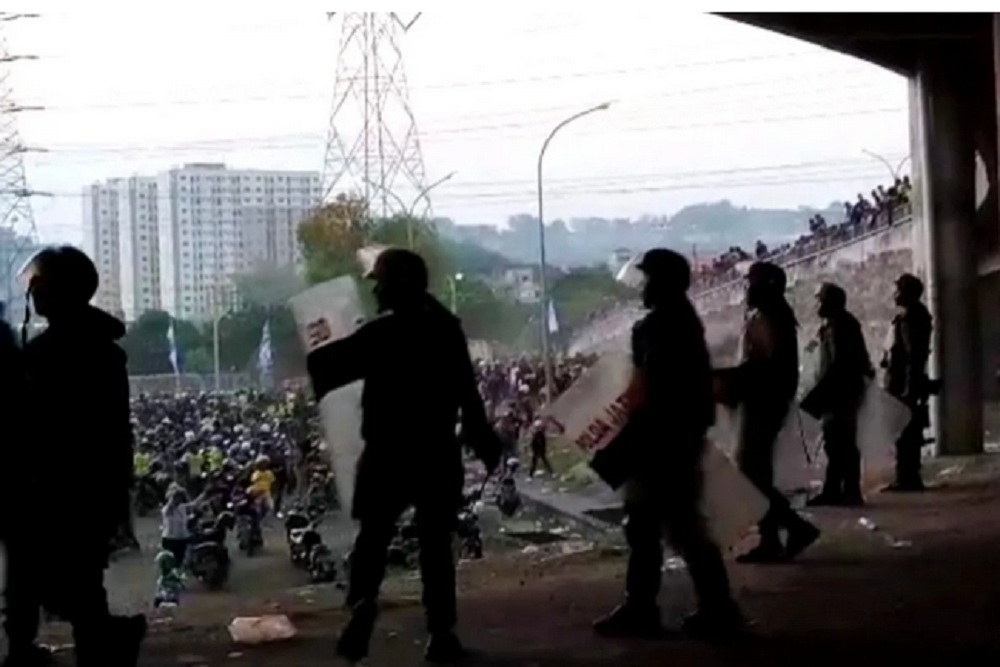 Ini Alasan Polisi Tembakkan Gas Air Mata dalam Bentrokan di Stadion Gresik