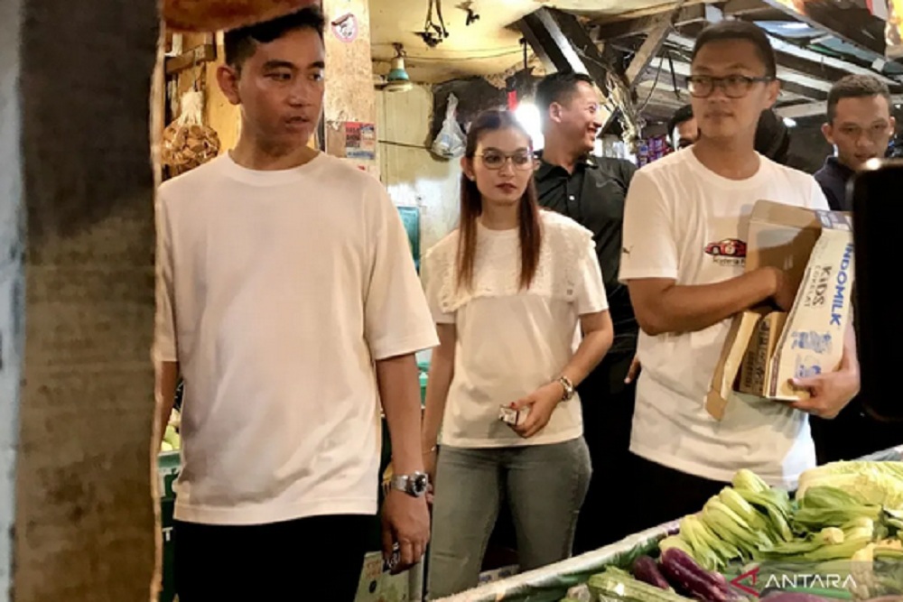 Blusukan ke Pasar Rawasari Jakarta, Gibran Sebut Harga Cabai Mahal