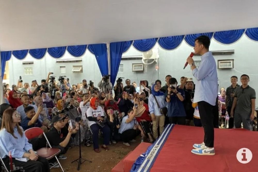 Gibran Kenalkan Kartu Lansia kepada Warga Cempaka Putih