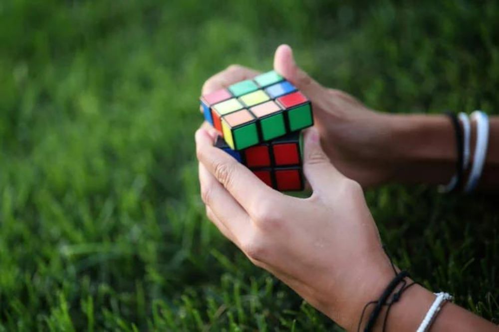 Rekor Baru, Anak 6 Tahun Selesaikan Kubus Rubik Kurang dari 6 Detik