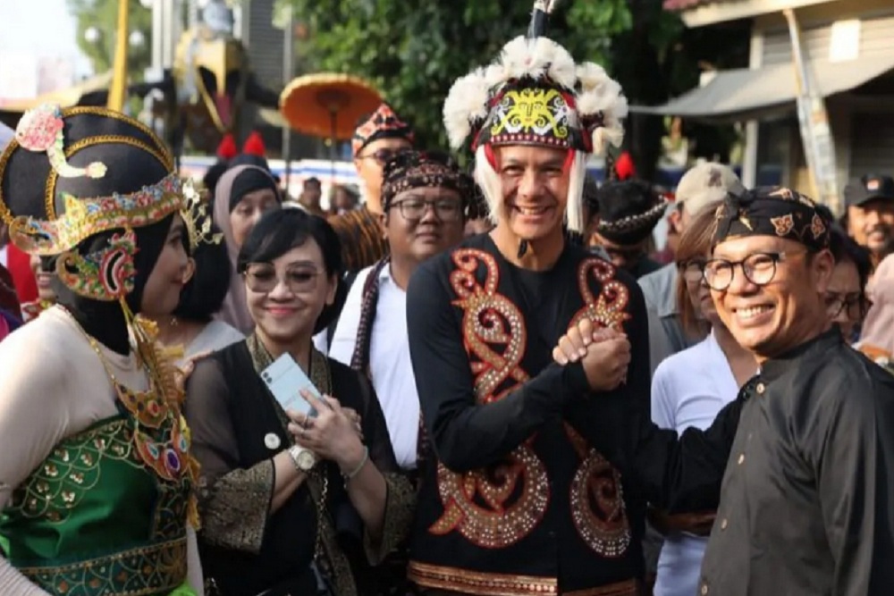 Ikuti Kirab Budaya Nitilaku UGM, Ganjar Kenakan Pakaian Adat Dayak