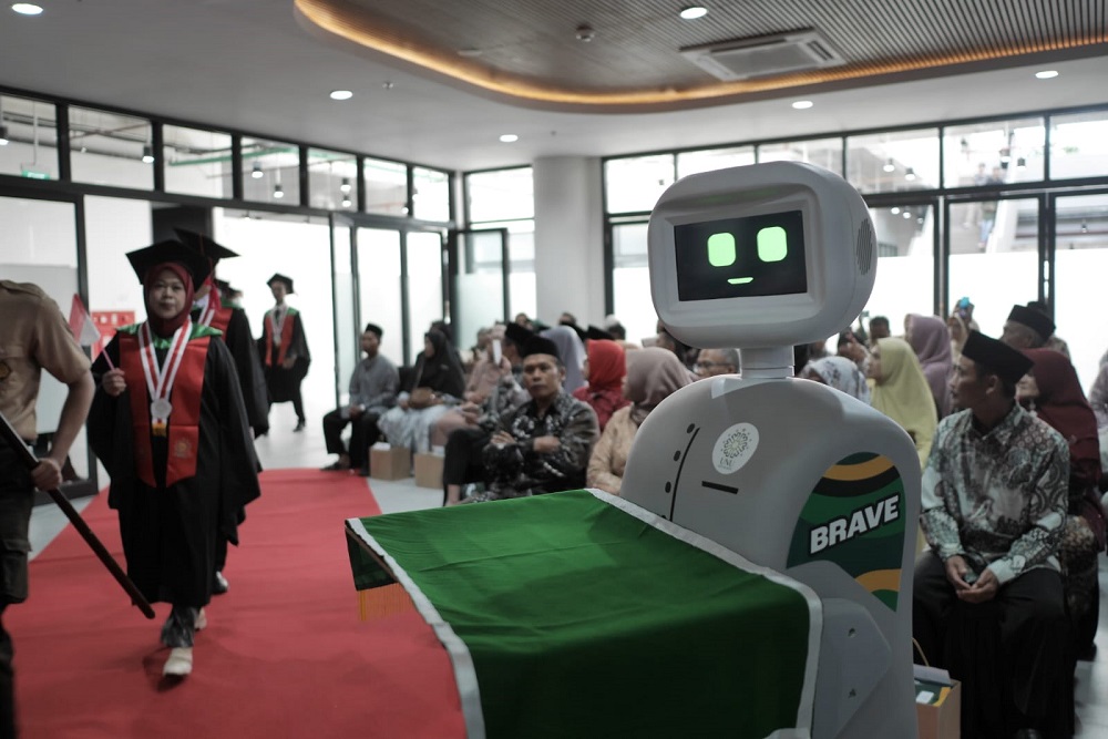 Robot Bantu Bawa Baki Tempat Ijazah Peserta Wisuda