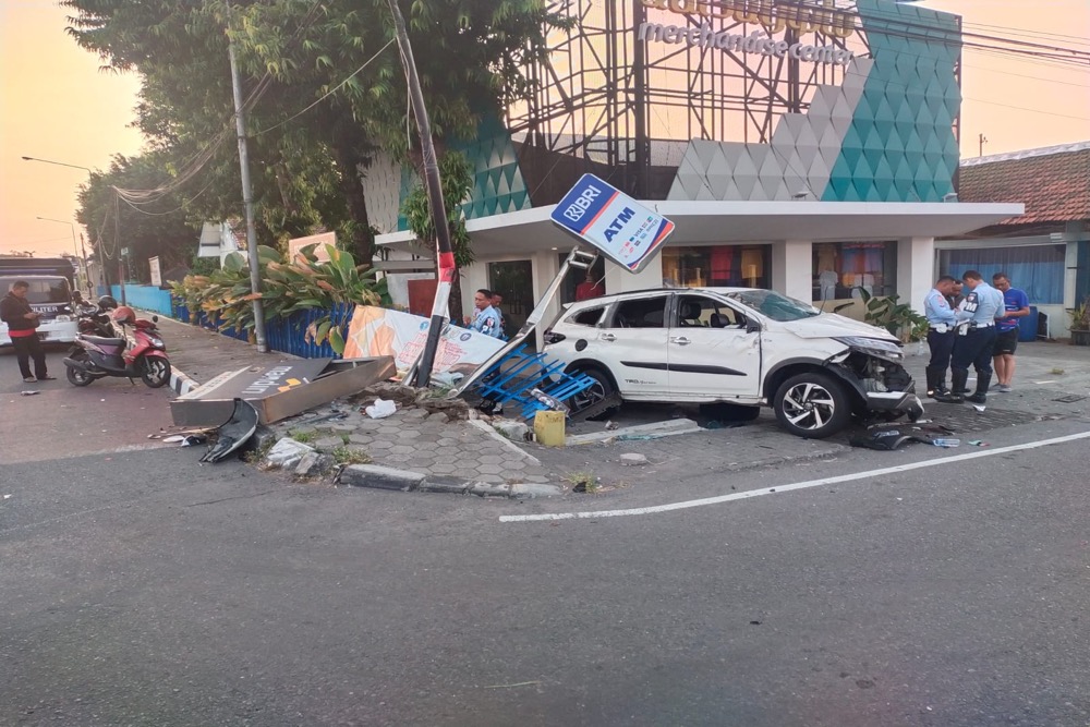 Hilang Kendali, Toyota Rush Seruduk Kijang di Fly Over Janti