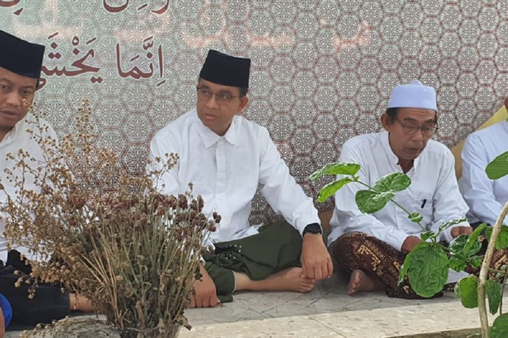 Anies Baswedan Ziarah ke Makam KH Bisri Mustofa di Rembang