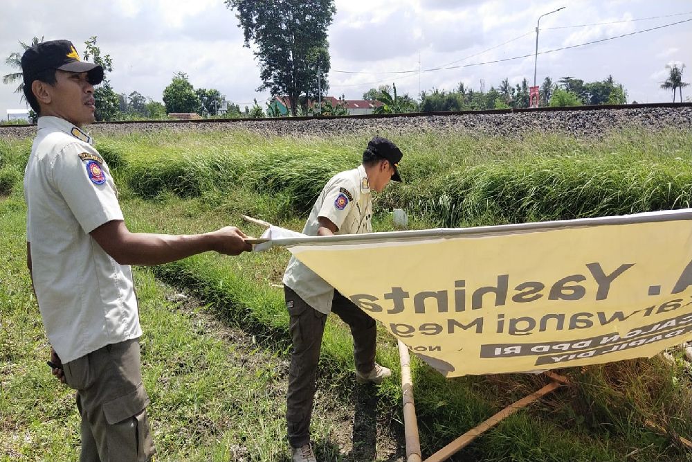 Dinilai Mengganggu, Bawaslu Sleman Tertibkan APK di Perlintasan KA