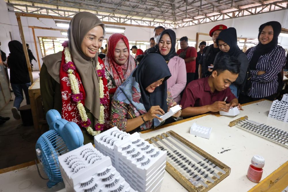 Dikunjungi Siti Atikoh Ganjar, Pemilik Pabrik Bulu Mata Srikandi di Purworejo Merasa Bangga