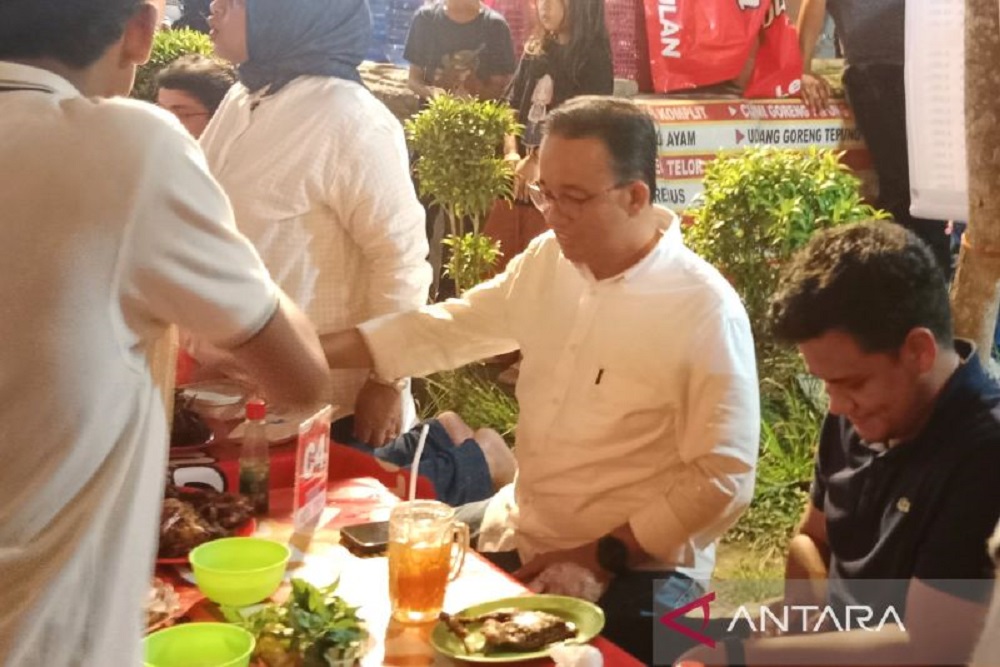 Anies Rayakan Malam Tahun Baru di Malioboro Jogja, Duduk Lesehan di Lapak Kuliner