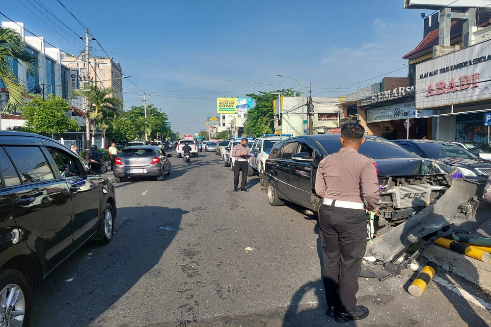 Mobil Tabrak Becak Motor dan Tiang Lampu di Barat Tugu Jogja, Satu Orang Terluka