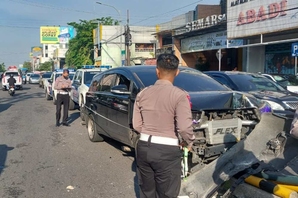 Mobil Yaris Tertimpa Tiang Panel Surya di Barat Tugu Jogja, Begini Kronologinya