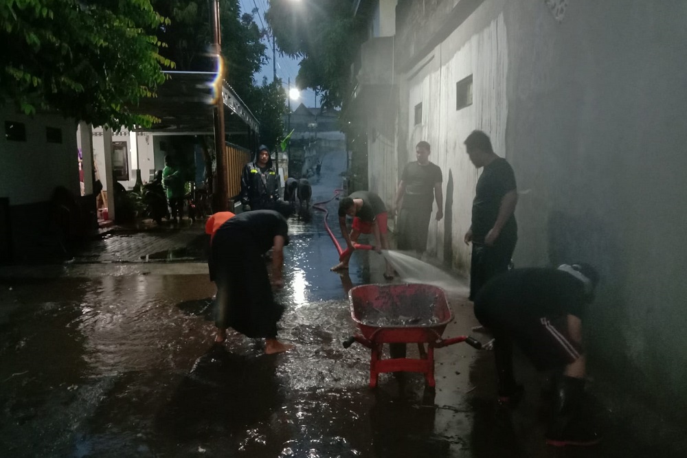 Hujan, Makam di Mlangi Longsor karena Sumbatan Sampah, Beberapa Tulang Keluar