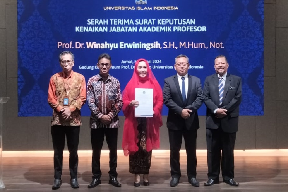 Pakar Ilmu Hukum Winahyu Erwiningsih Terima SK Profesor dari Nadiem Makarim