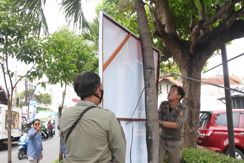 157 APK yang Terpasang di 8 Ruas Jalan Kemantren Mergangsan Ditertibkan