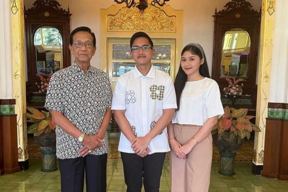 Gubernur DIY Sri Sultan HB X (kiri) saat berfoto bersama Ketua Umum PSI Kaesang Pangarep seusai bertemu di Kompleks Kepatihan pada Minggu (14/1/2024). - Instagram @kaesangp