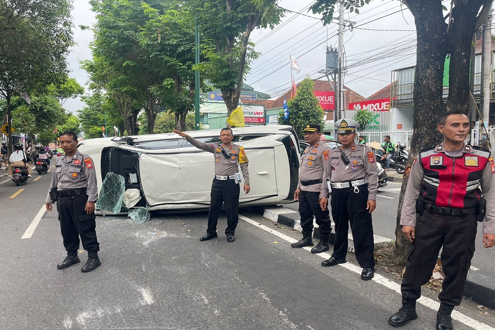 Xenia Tabrak Mobil Parkir di Jalan Piere Tendean Jogja, 2 Orang Terluka