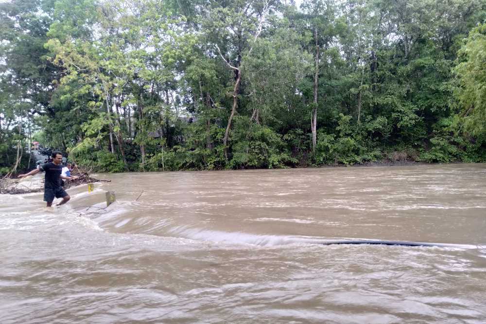 Sungai Meluap dan Jembatan Tenggelam, Warga Dusun di Gunungkidul Ini Terisolasi