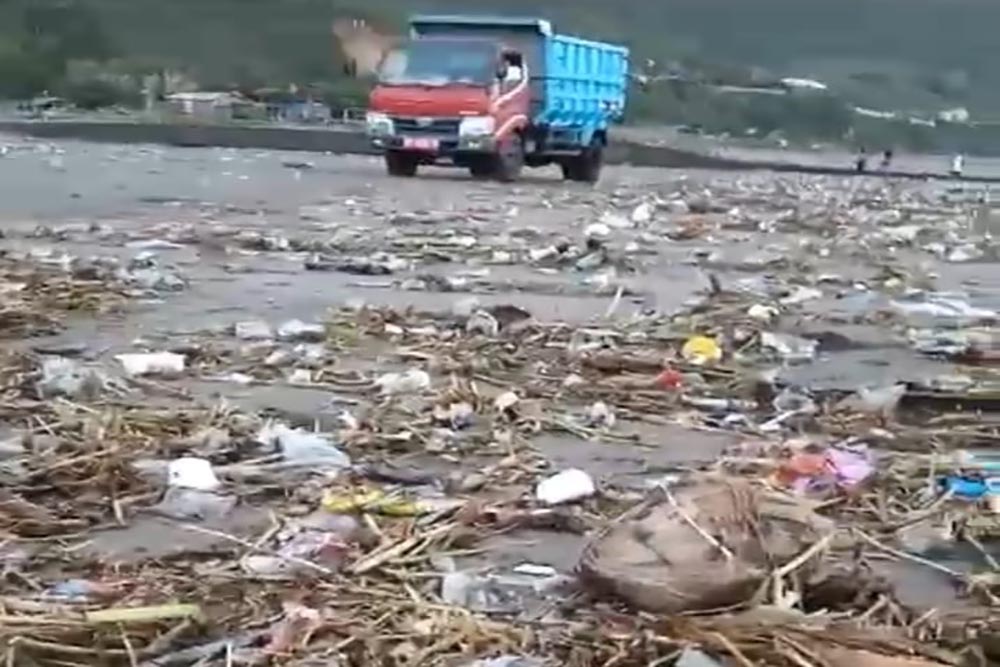Dampak Siklon Tropis Anggrek, Pantai Selatan Bantul Diserbu Sampah Kiriman