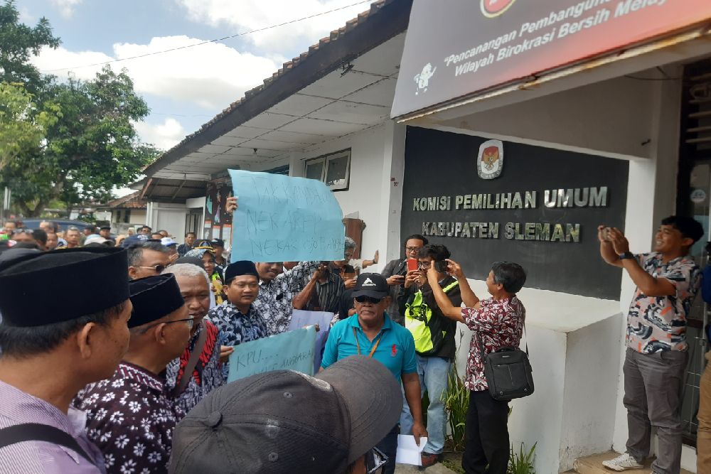 Buntut Snack Pelantikan, Dukuh dan KPPS Geruduk KPU Sleman