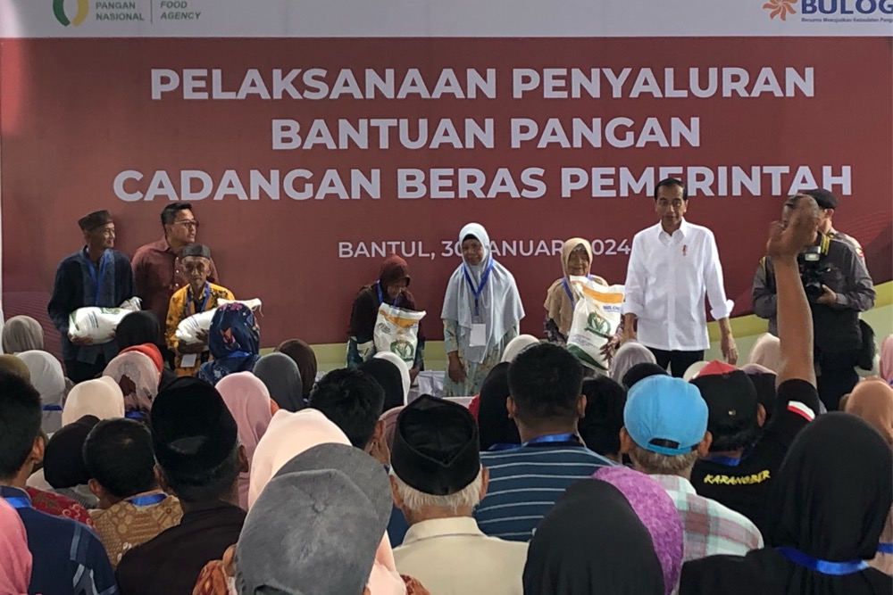 Jokowi Salurkan Bantuan Beras di Gudang Bulog Pajangan Bantul