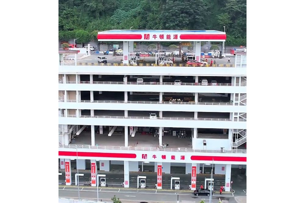 Tidak Biasa, Gedung Ini Punya Pom Bensin di Lantai Pertama dan Rooftop