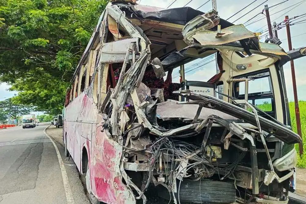 Bus Rombongan Kampanye Ganjar-Mahfud Terguling Di Jalan Tol Solo-Ngawi ...