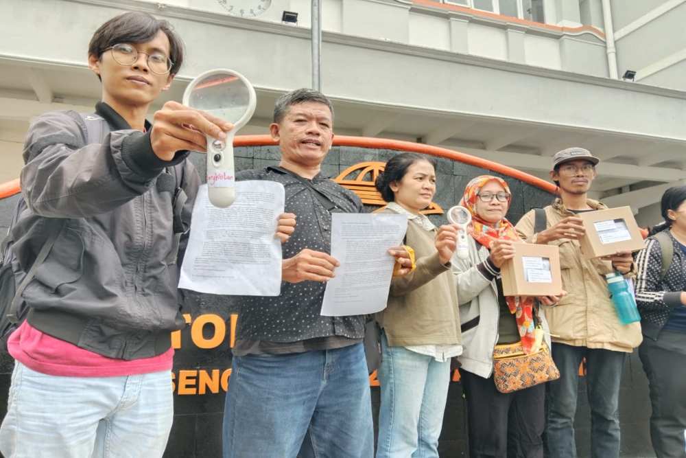 Koalisi Pegiat HAM Yogyakarta Kirimkan Kaca Pembesar untuk Pejabat Istana